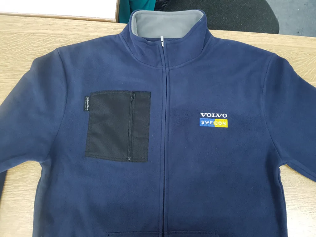 Fleecejacke mit Tasche.webp